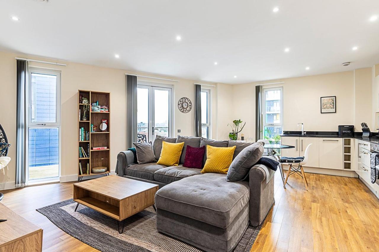 Vibrant Canal Apartment