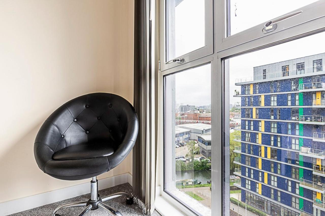 Vibrant Canal Apartment