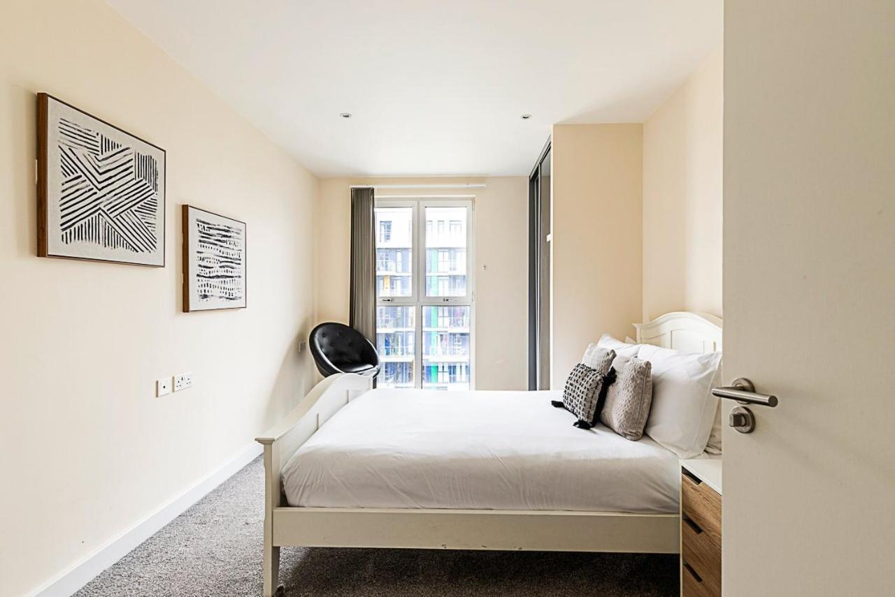 Vibrant Canal Apartment